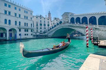Private Tour: Venice Gondola Ride with Serenade