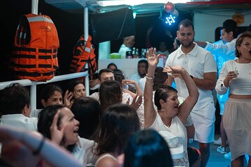 Fiesta Blanca in Cartagena Bay with Dinner Buffet and Open Bar