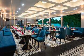 Halong Luxury Cruise : Explore Caves, Kayak, Buffet, and Jacuzzi