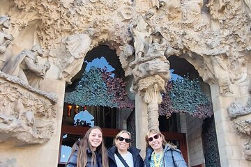 Barcelona: Gothic Paths, Tapas & Sagrada Familia Private Tour