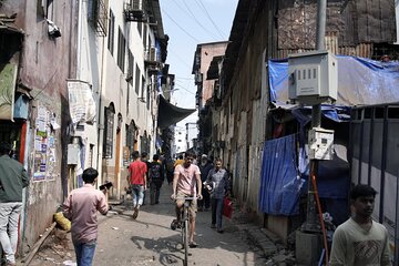 Mumbai Slum Dhobi Ghat and Train Ride Tour with a Local Guide