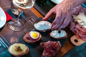 Venice: Jewish Ghetto Private Bacari Tour with Cichetti & Drinks