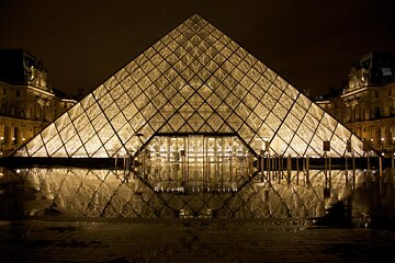 Louvre Museum Reserved Access with Small Group Tour in Paris
