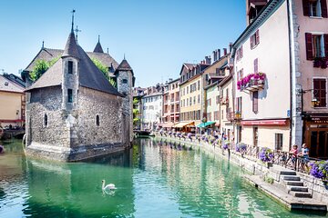 Private Transfer: Zurich to Lyon,2h of sightseeing stop in Annecy