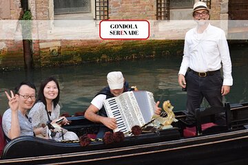 Grand Canal Romantic Gondola Serenade in Venice