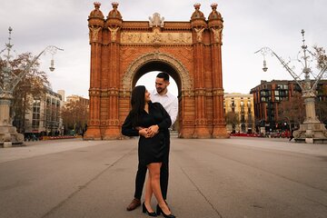 Barcelona: Professional Photoshoot Outside Arc de Triomf