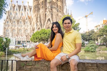 Barcelona : Private Photoshoot Outside Sagrada Familia
