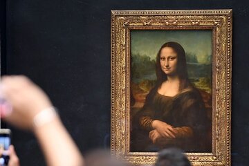 Louvre Guided Tour with Max 6 Ppl Expert Guide and Reserved Entry
