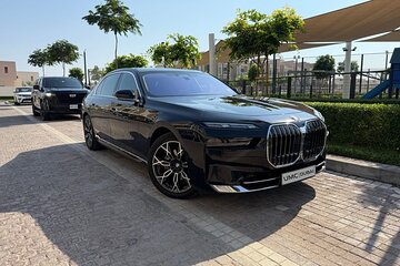 Dubai: Full-Day BMW 7-Series and Chauffeur Hire