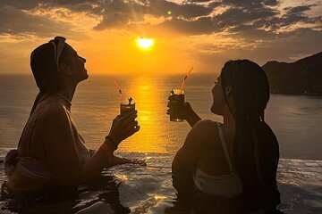 Experience in infinity pool with viewpoint and delicious food