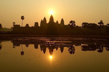 Exploring Angkor Wat highlight with Sunrise Tour-Small Group 