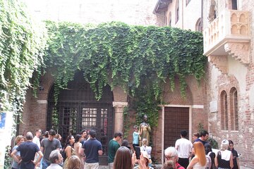 Verona Self-guided Walking Tour and Scavenger Hunt