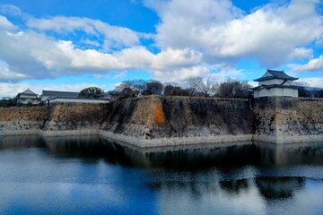 Explore Historic Osaka Castle – Self-Guided Walking Tour & Local