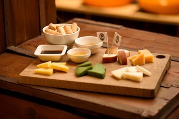 Guided Dutch Cheese Tasting Experience in Amsterdam with Wine