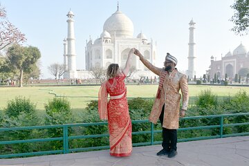 Sunrise Taj Mahal and Agra Tour with 5* Lunch by Car From Delhi 