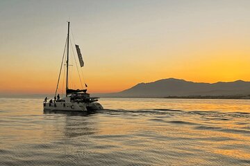 Marbella: Catamaran Sunset Cruise with Snacks and Drinks