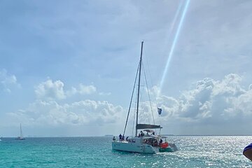 Isla Mujeres on Catamaran luxury with Snorkel and Open Bar 