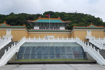 Professional guiding of Taipei Palace Museum