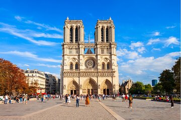 Tour of Notre Dame Area with Entry Ticket to Archeological Crypt