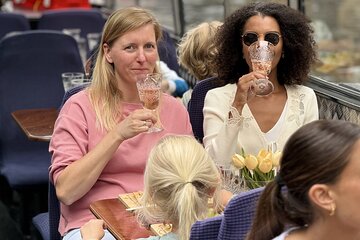 Amsterdam Classic Canal Cruise with Live Guide and Two Drinks