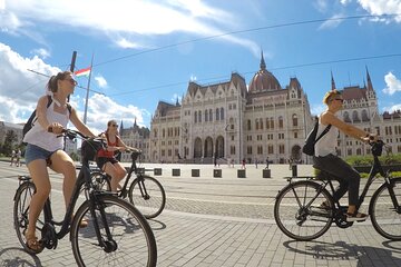 Budapest Highlights Bike Tour with local guide