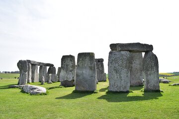 Private Taxi Tour to Stonehenge and Winchester Cathedral 