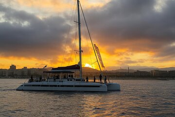 BARCELONA: Sunset from the Sea with Music and Drinks!