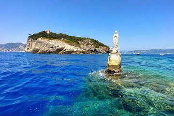 Boat tour in Portovenere with pesto and focaccia tasting.