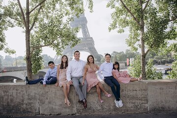 Private Group Photoshoot with Local Photographer in Paris