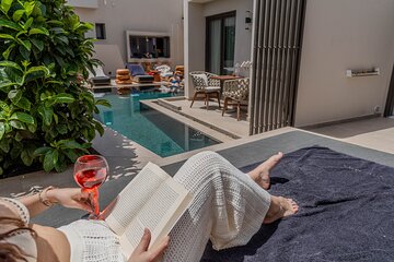 Fira: Spa break for 3-4 friends, Pool access, wine & fruits