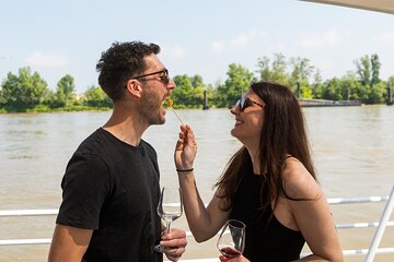 Bordeaux Farmers Market Tour and Gourmet River Cruise