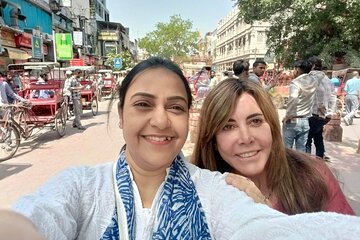 Delhi Shopping Tour with Female tour guide