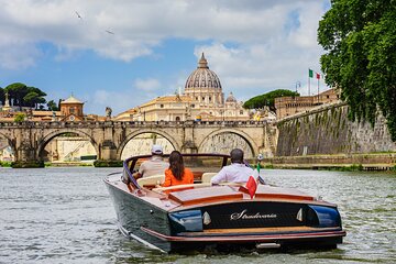 Private Photoshoot on an Italian Boat in Rome