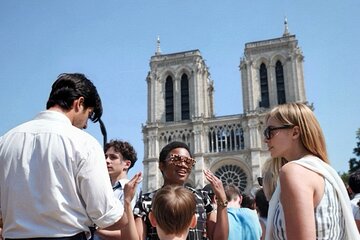 Historic Walking Tour: Reserved Notre-Dame & Sainte Chapelle Opt