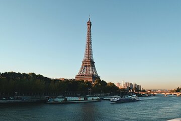 Eiffel Tower Access up to the Summit with Host