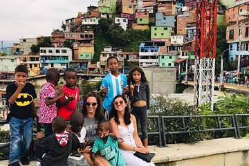 Comuna 13 Graffiti Tour And Enjoy Photos y Videos with Dron