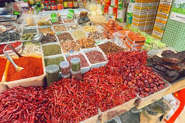 Chengdu Private Guided Local Market Tour:Street Snacks and Coffee
