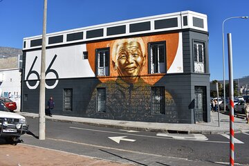 Art and Wine Bubbly Tour with a local Artist in Cape Town