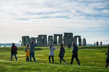 London: Stonehenge and Bath Guided Full-Day Tour