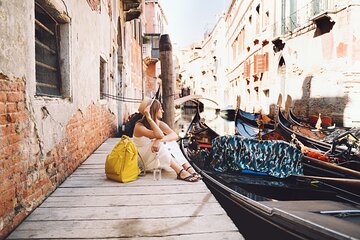 Guided City Walking Tour with Gondola Ride in Venice