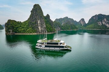 Ha Long Bay Luxury Day Cruise with Buffet, Caves, and Kayaking
