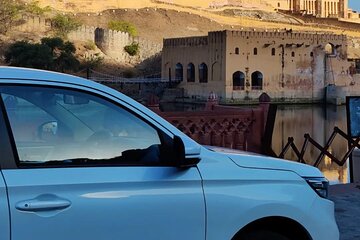 From Jaipur: Private one way Transfers Cab To Agra drop