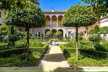 Guided tour of Seville’s noble houses and grand gardens