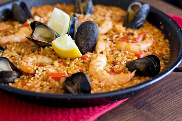 Paella and Tapas Cooking Class in Barcelona With Wine