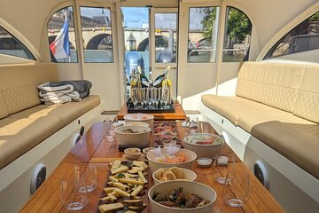 Wine and Cheese Tasting in a VIP Cruise on the Seine