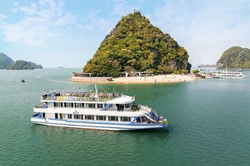Halong Bay Deluxe Cruise with Lunch, Kayaking & Cave Tour