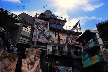 Commune 13 Grafity Cable Car Room Neom Snacks Drinks Art