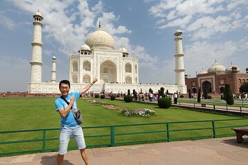 Taj Mahal from Delhi by Gatimaan Express Trip with 5 Star Lunch