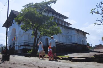 Kandy Countryside Crafts and Temple Experience with Lunch