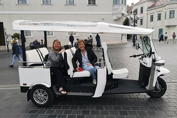 Private Sightseeing Tour using Electric Tuk Tuk Ride in Budapest 